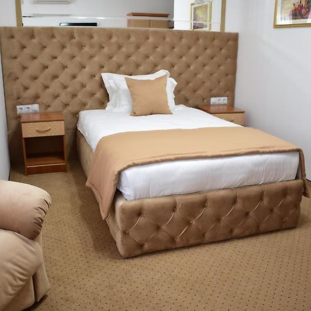 Kurmet Hotel Uralsk Eksteriør bilde