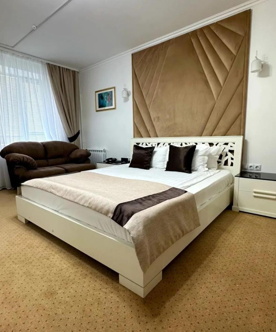Kurmet Hotel Uralsk Eksteriør bilde
