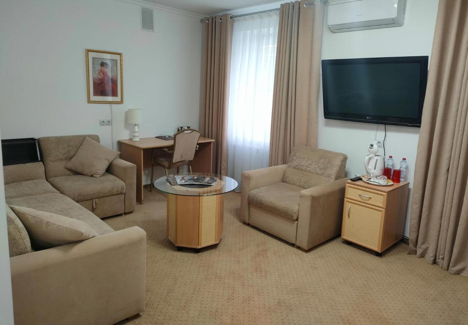Kurmet Hotel Uralsk Eksteriør bilde