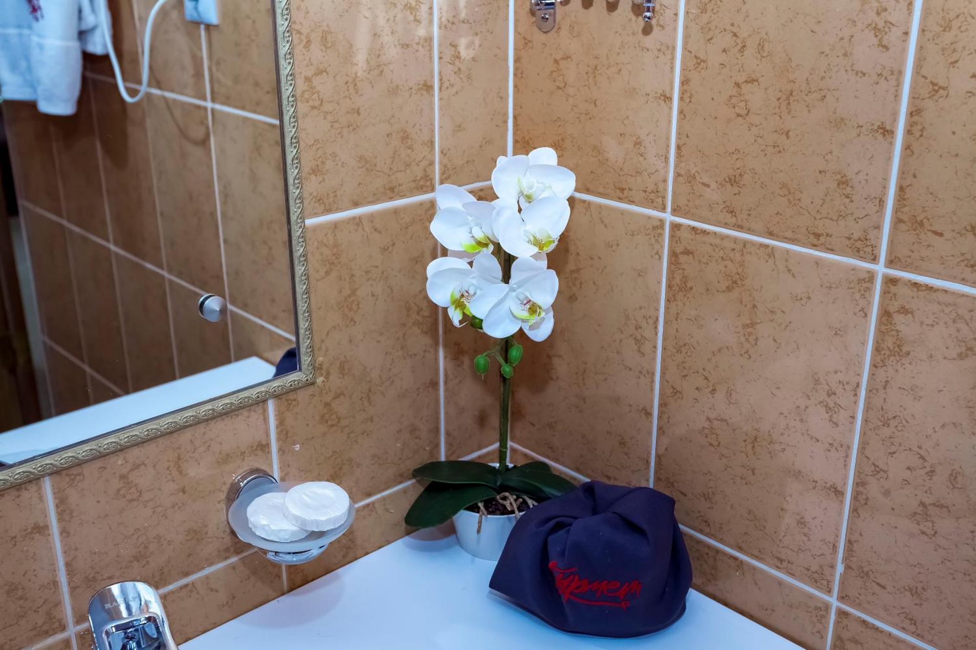 Kurmet Hotel Uralsk Eksteriør bilde