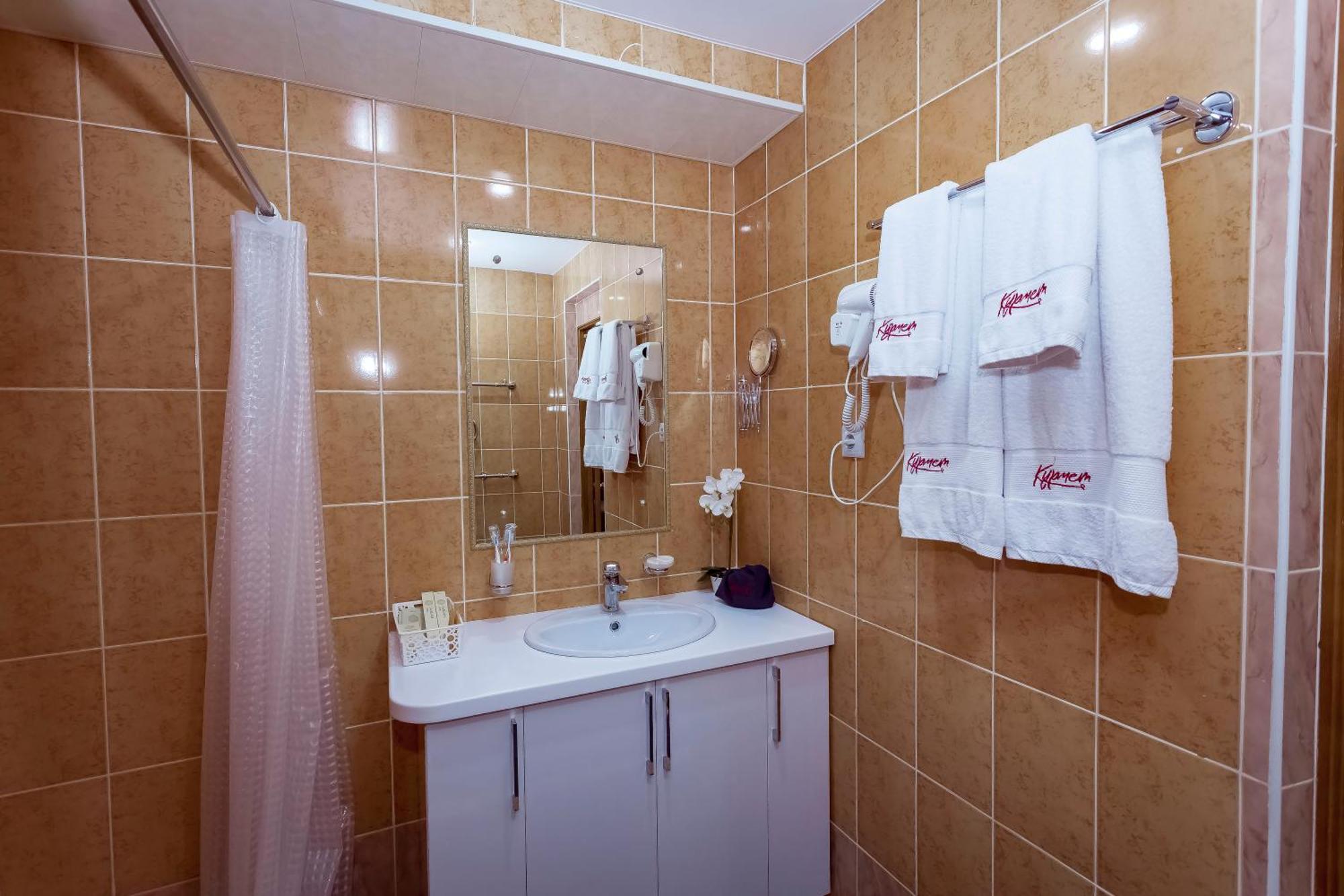 Kurmet Hotel Uralsk Eksteriør bilde