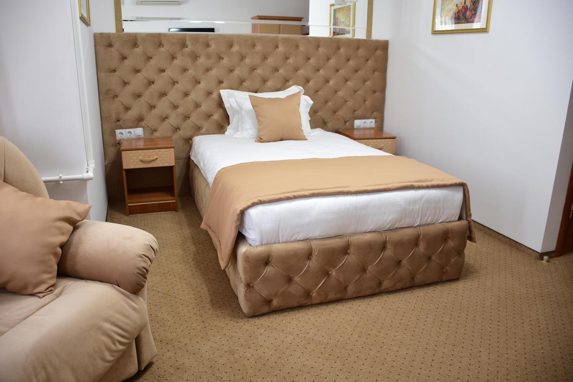 Kurmet Hotel Uralsk Eksteriør bilde
