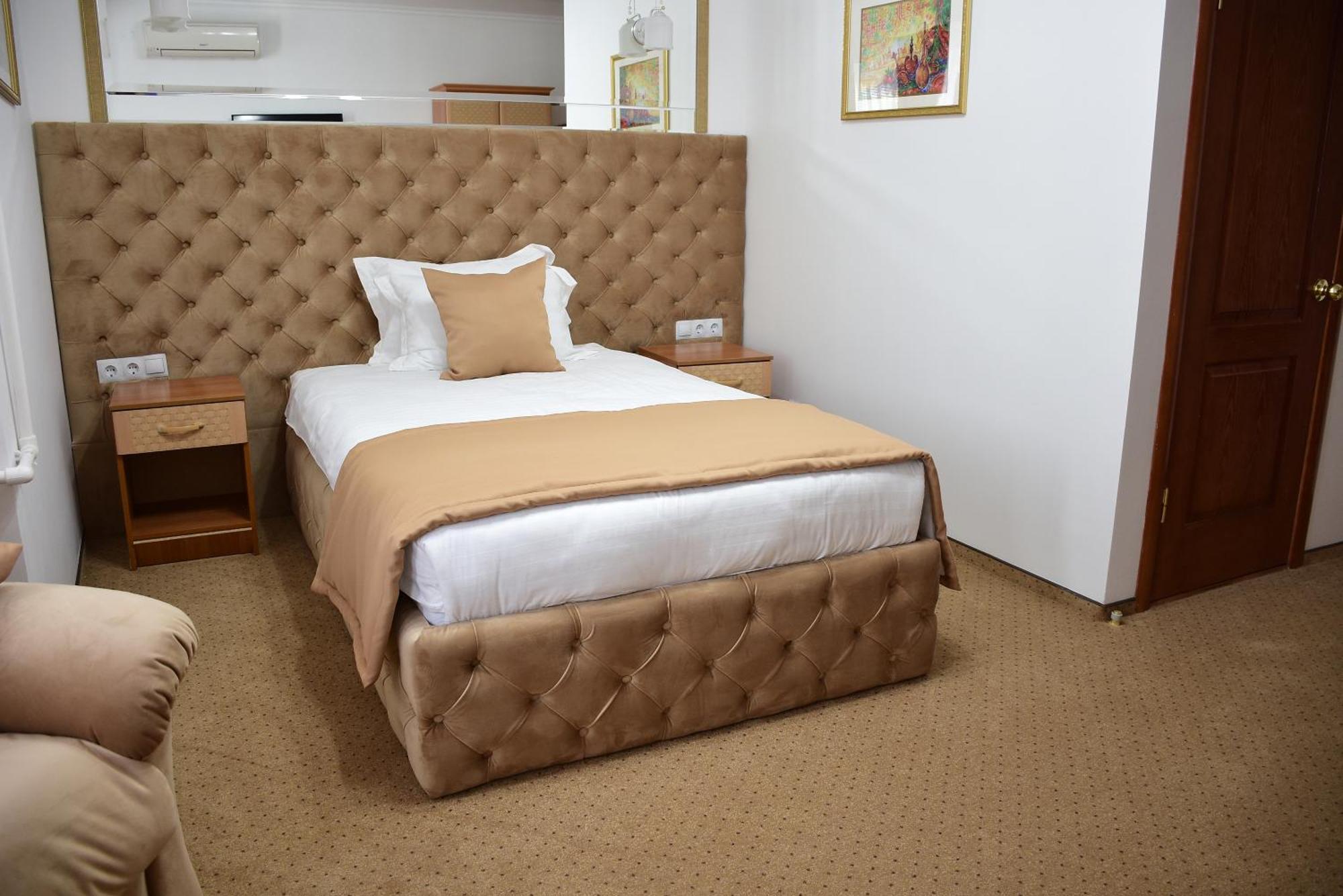 Kurmet Hotel Uralsk Eksteriør bilde