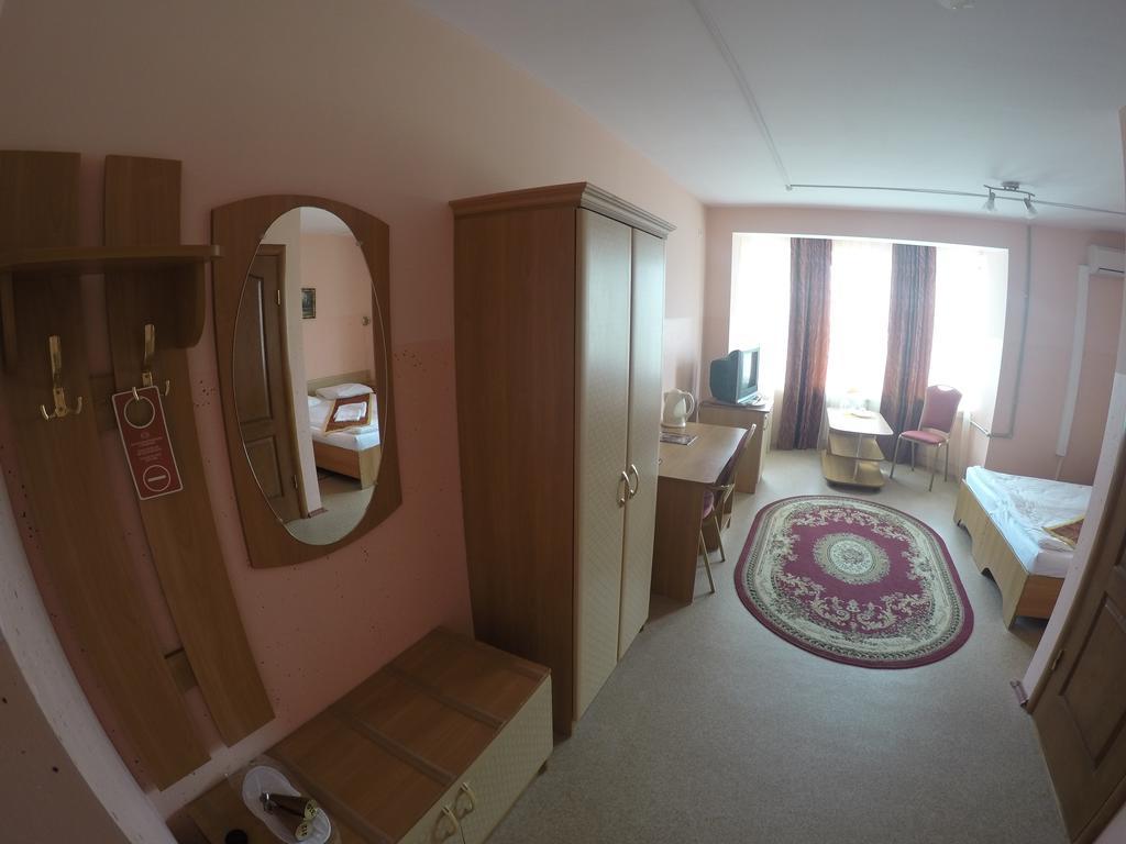 Kurmet Hotel Uralsk Eksteriør bilde